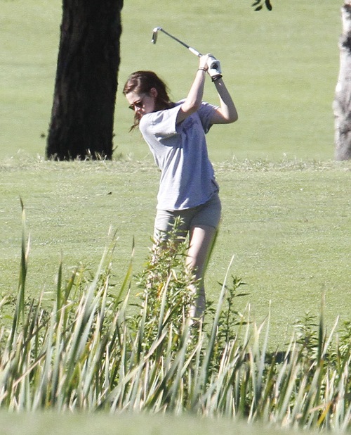 Kristen Stewart gra w golfa (FOTO)