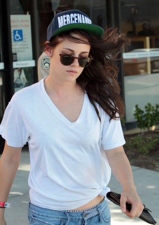 Kristen Stewart chodzi w rozwalonych okularach (FOTO) Kristen Stewart chodzi w rozwalonych okularach (FOTO)