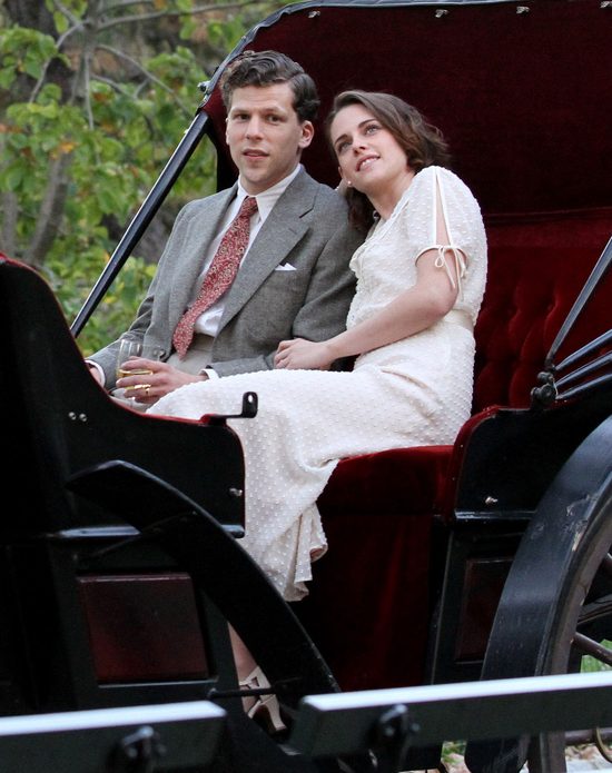 Romantyczna Kristen Stewart całuje się w parku (FOTO)