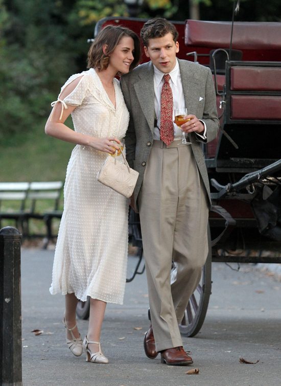 Romantyczna Kristen Stewart całuje się w parku (FOTO)