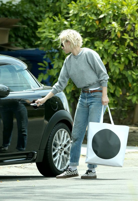 Kristen Stewart pokazuje środkowy palec paparazzo (FOTO) Kristen Stewart pokazuje środkowy palec paparazzo (FOTO)