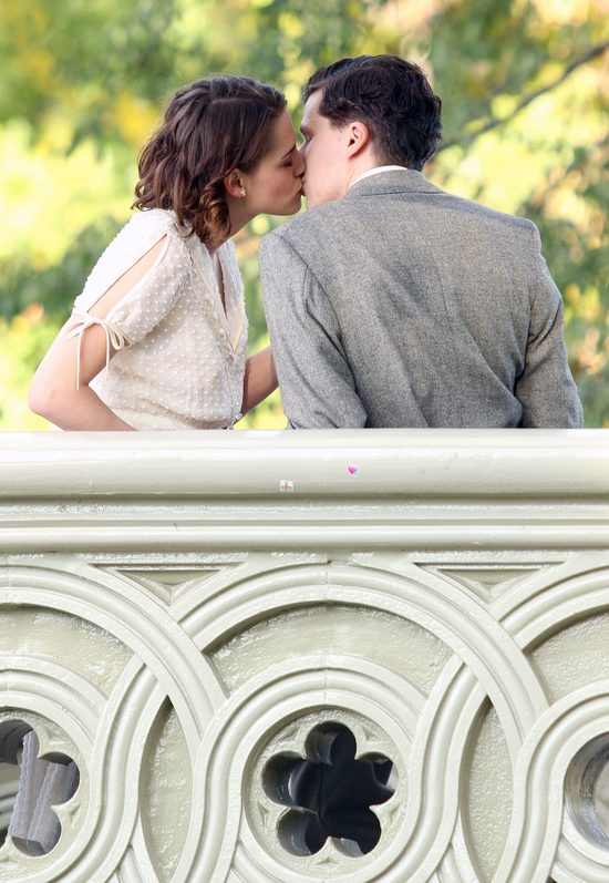 Romantyczna Kristen Stewart całuje się w parku (FOTO)