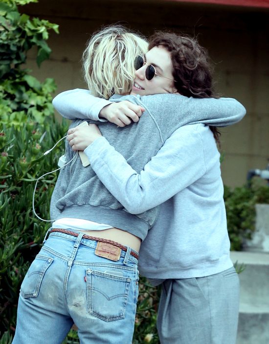 Kristen Stewart pokazuje środkowy palec paparazzo (FOTO) Kristen Stewart pokazuje środkowy palec paparazzo (FOTO)