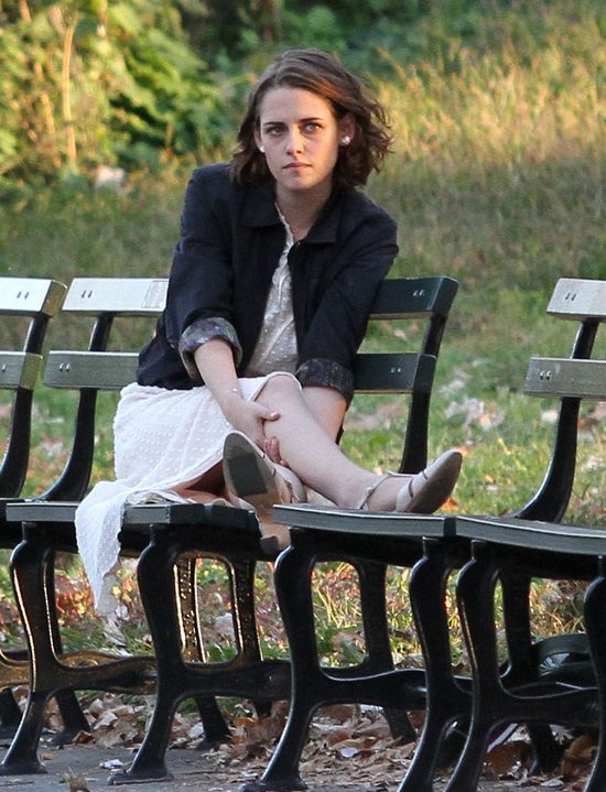 Romantyczna Kristen Stewart całuje się w parku (FOTO)