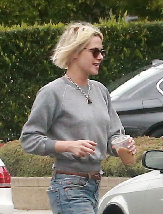 Kristen Stewart pokazuje środkowy palec paparazzo (FOTO) Kristen Stewart pokazuje środkowy palec paparazzo (FOTO)