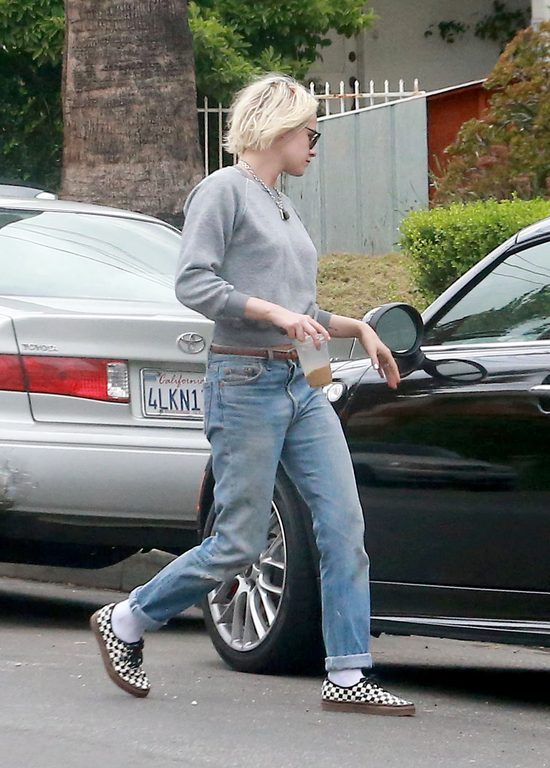 Kristen Stewart pokazuje środkowy palec paparazzo (FOTO)