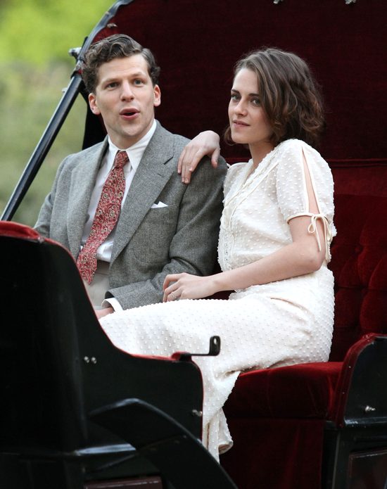 Romantyczna Kristen Stewart całuje się w parku (FOTO)