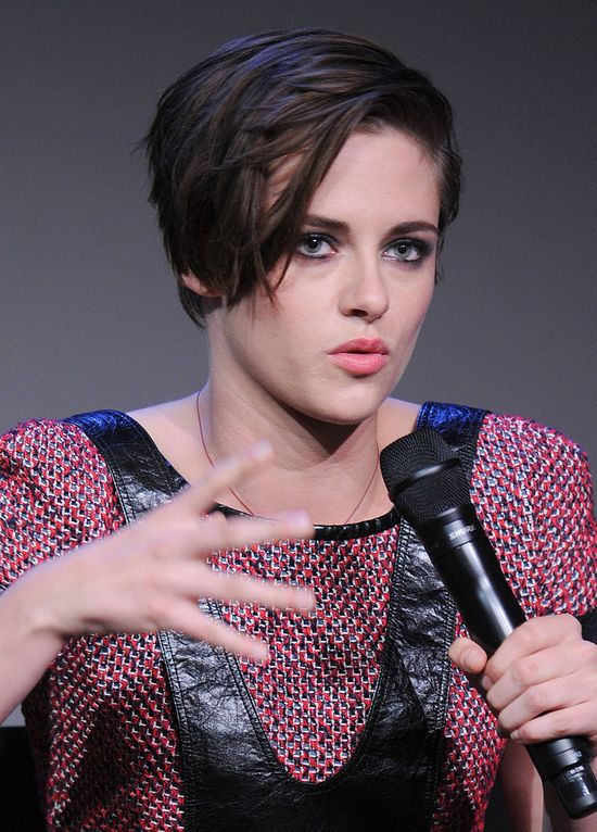 Kristen Stewart udowadnia, że ma zgrabne nogi i... (FOTO)