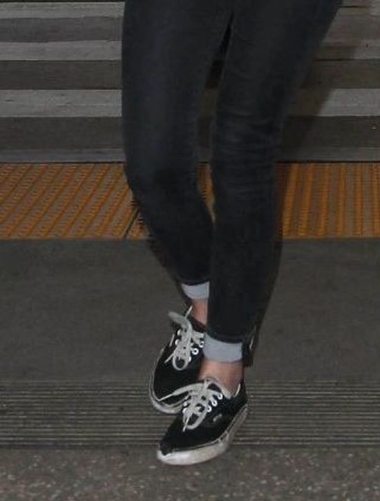 W dziurawych butach i z brzuchem na wierzchu (FOTO)