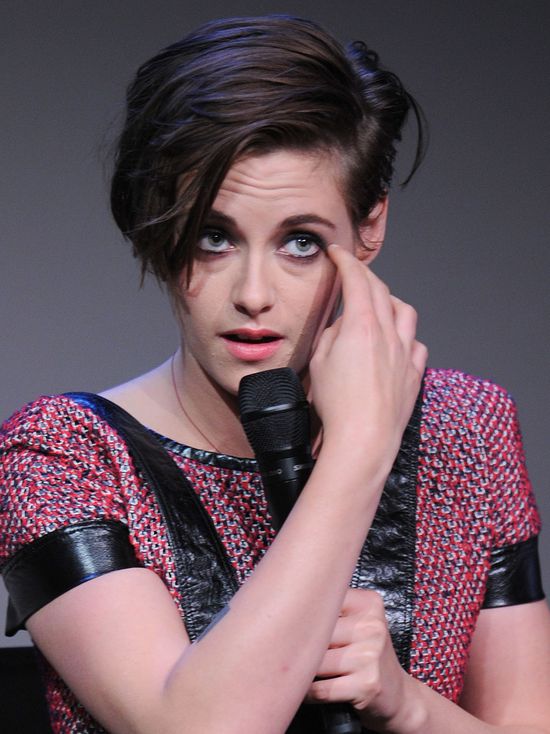 Kristen Stewart udowadnia, że ma zgrabne nogi i... (FOTO)