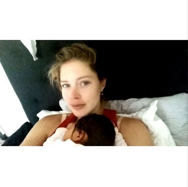 Doutzen Kroes bez makijażu i z córeczką w ramionach (FOTO)