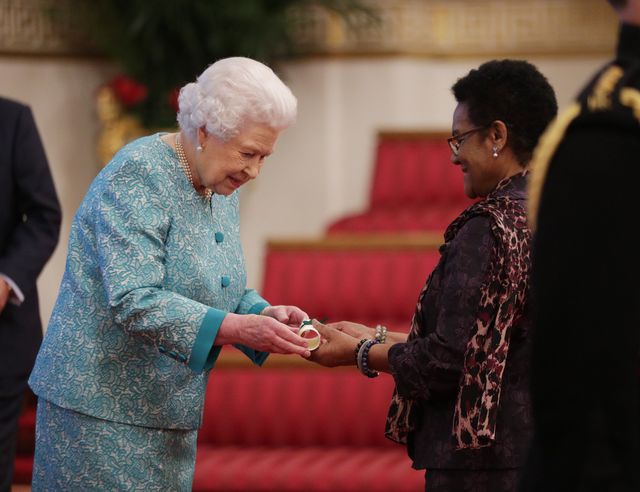 Musisz TO wiedzieć o lakierze do paznokci, którego używa królowa Elżbieta