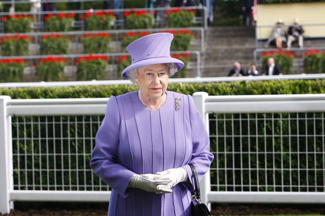 Musisz TO wiedzieć o lakierze do paznokci, którego używa królowa Elżbieta