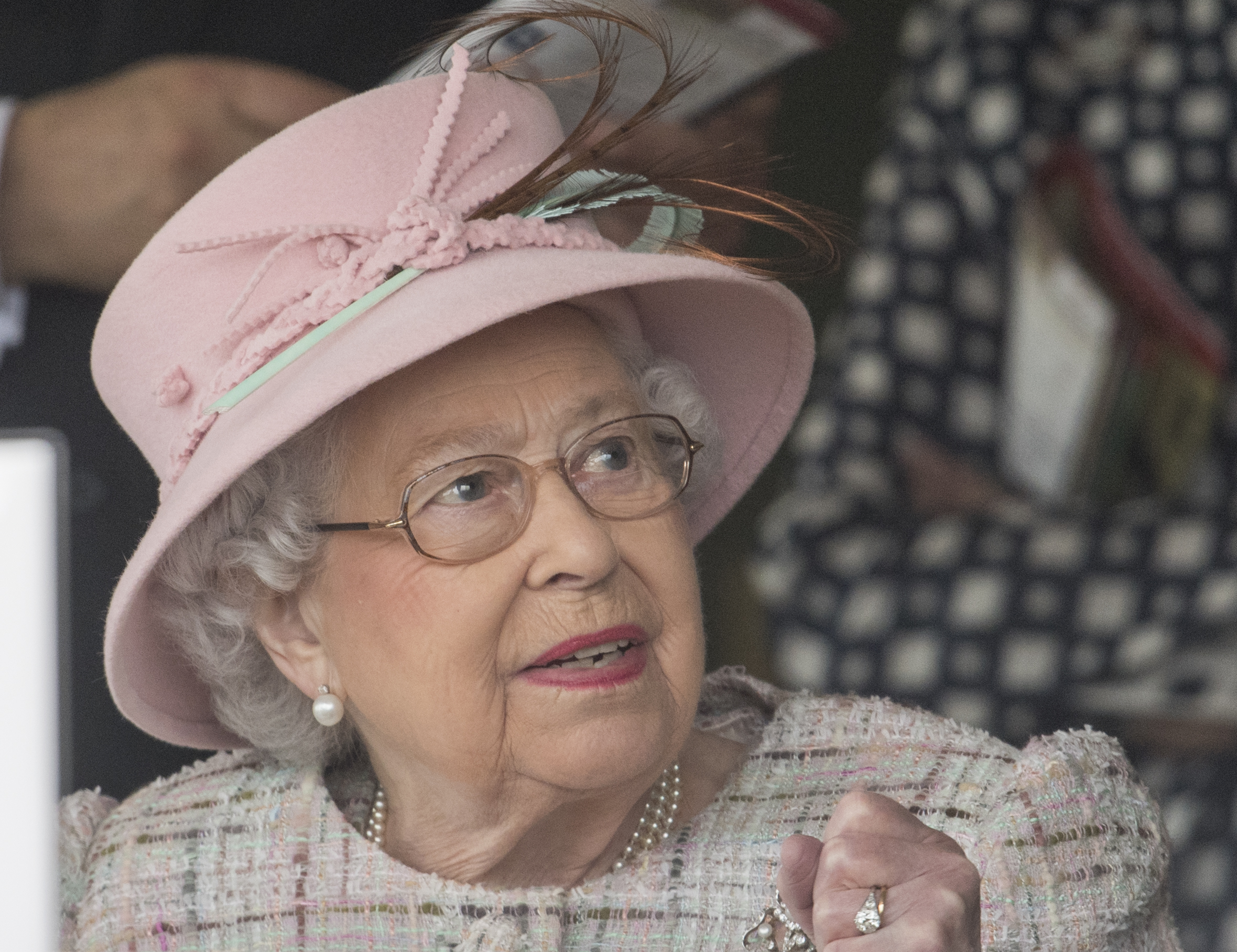 Meghan powinna DRŻEĆ ze strachu. PIERWSZY raz zrobi TO razem z królową