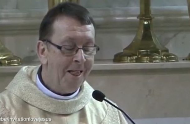 Zrobił to w kościele! [VIDEO]