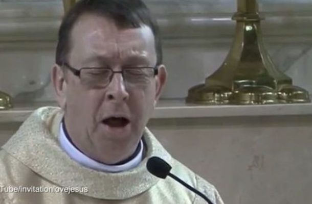 Śpiewający ksiądz Ray Kelly nie wszystkim się spodobał