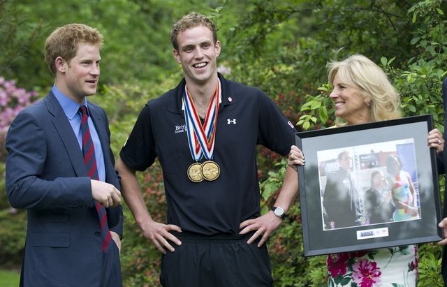 Książę Harry nie spędza czasu wyłącznie na imprezach (FOTO) Książę Harry nie spędza czasu wyłącznie na imprezach (FOTO)