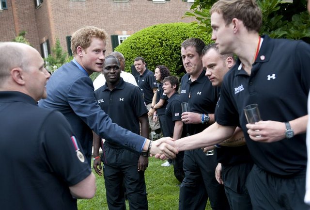 Książę Harry nie spędza czasu wyłącznie na imprezach (FOTO) Książę Harry nie spędza czasu wyłącznie na imprezach (FOTO)