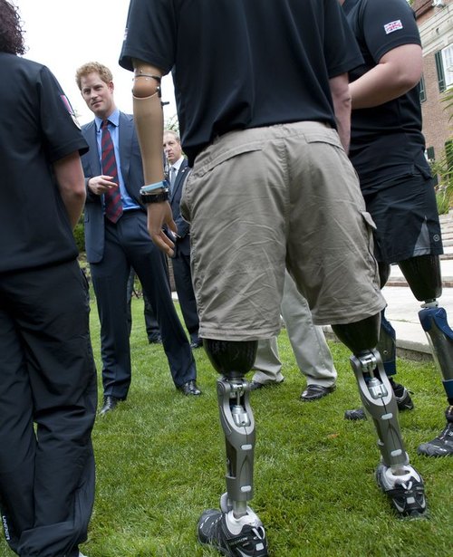 Książę Harry nie spędza czasu wyłącznie na imprezach (FOTO) Książę Harry nie spędza czasu wyłącznie na imprezach (FOTO)