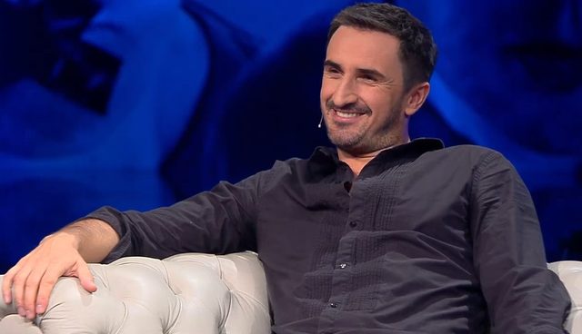 Sebastian Karpiel Bułecka karmi dziecko u Kuby Wojewódzkiego Sebastian Karpiel Bułecka karmi dziecko u Kuby Wojewódzkiego