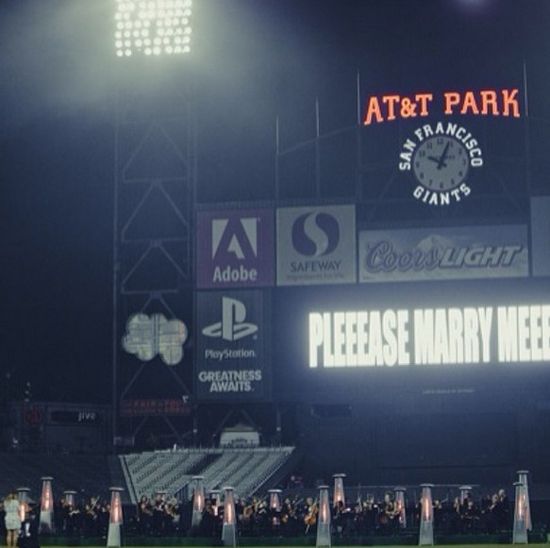 Kim Kardashian pochwaliła się zdjęciami z zaręczyn (VIDEO)