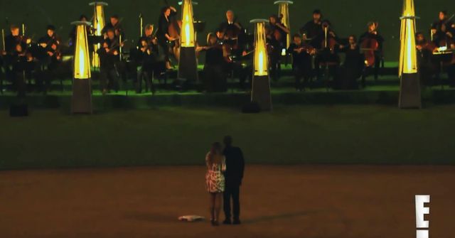 Kim Kardashian pochwaliła się zdjęciami z zaręczyn (VIDEO)