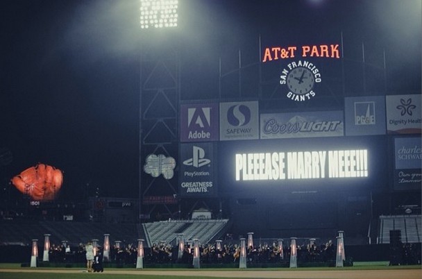 Kim Kardashian pochwaliła się zdjęciami z zaręczyn (VIDEO)