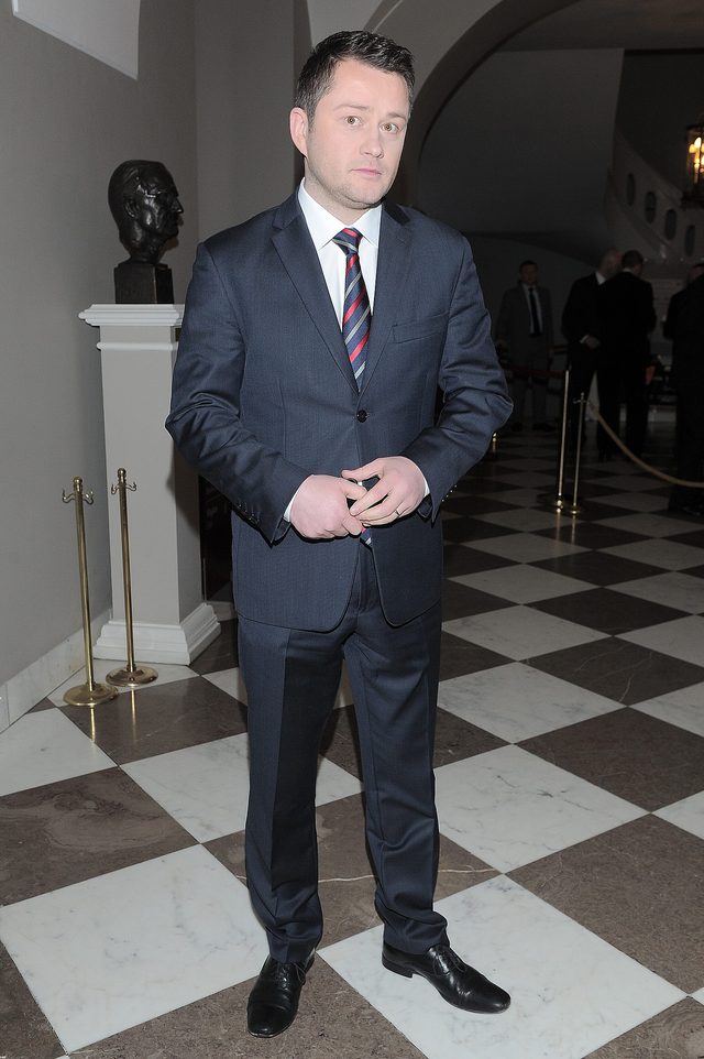 Jarosław Kuźniar obrzucony kupą Jarosław Kuźniar obrzucony kupą