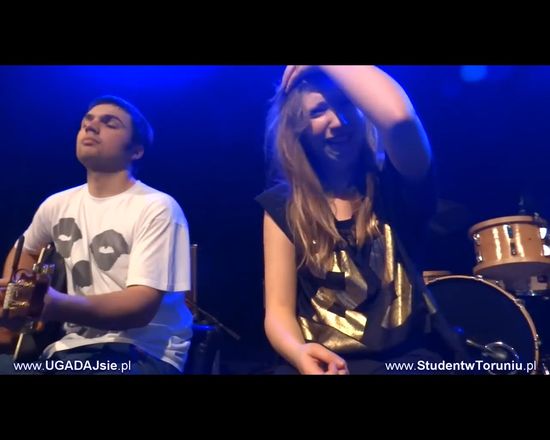 Płaczą, piszczą i tulą się do niego [VIDEO]