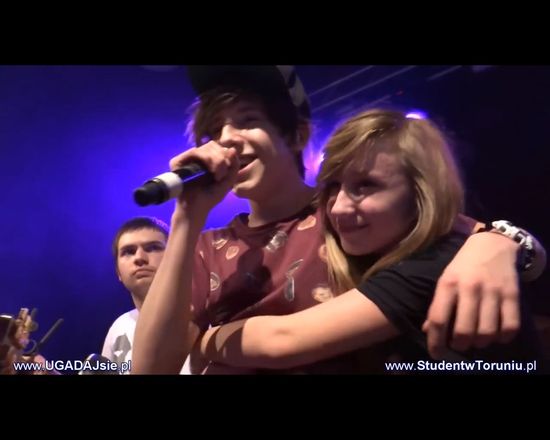 Płaczą, piszczą i tulą się do niego [VIDEO]