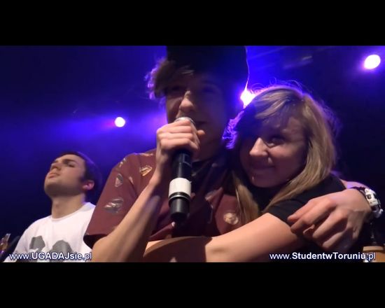 Płaczą, piszczą i tulą się do niego [VIDEO]