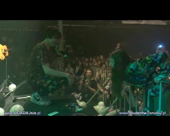 Płaczą, piszczą i tulą się do niego [VIDEO]