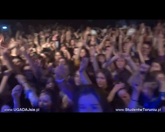 Płaczą, piszczą i tulą się do niego [VIDEO]