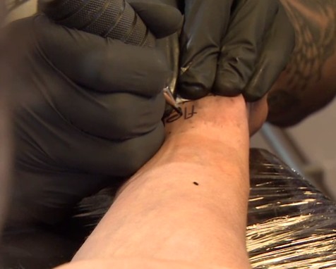 Dawid Kwiatkowski robi sobie tatuaż! (VIDEO)