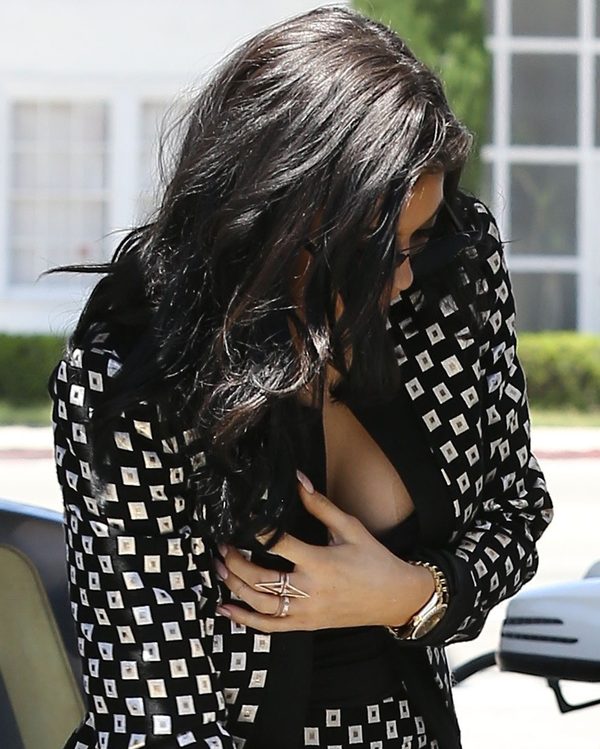 Kylie Jenner zakrywa uciekający biust (FOTO) Kylie Jenner zakrywa uciekający biust (FOTO)
