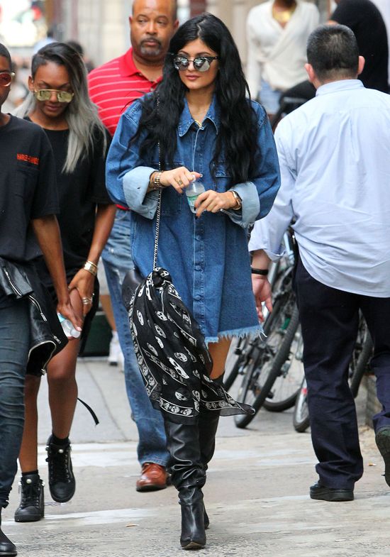 Gdy Kendall pracuje, jej młodsza siostra... (FOTO) Gdy Kendall pracuje, jej młodsza siostra... (FOTO)