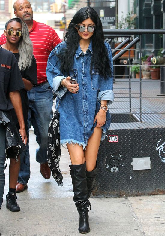 Gdy Kendall pracuje, jej młodsza siostra... (FOTO) Gdy Kendall pracuje, jej młodsza siostra... (FOTO)