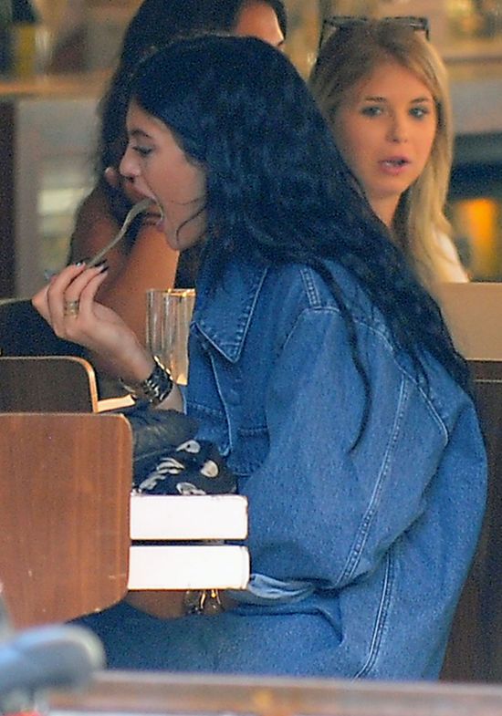 Gdy Kendall pracuje, jej młodsza siostra... (FOTO) Gdy Kendall pracuje, jej młodsza siostra... (FOTO)