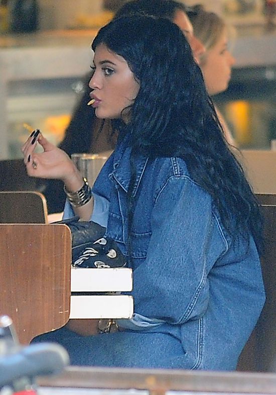 Gdy Kendall pracuje, jej młodsza siostra... (FOTO) Gdy Kendall pracuje, jej młodsza siostra... (FOTO)