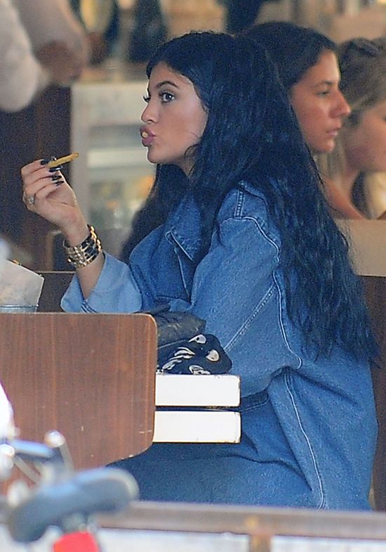 Gdy Kendall pracuje, jej młodsza siostra... (FOTO) Gdy Kendall pracuje, jej młodsza siostra... (FOTO)