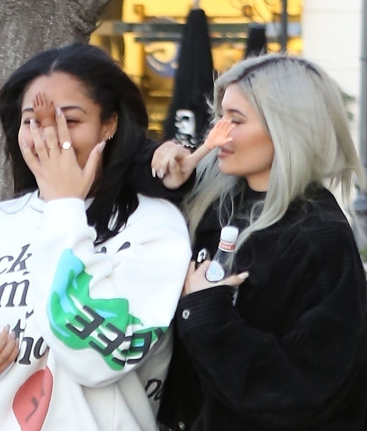 Kylie Jenner na widok paparazzi przyłożyła do twarzy coś dziwnego (ZDJĘCIA) Kylie Jenner na widok paparazzi przyłożyła do twarzy coś dziwnego (ZDJĘCIA)