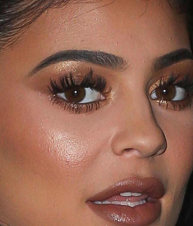 Nie próbujcie tego robić w domu - twarz Kylie Jenner pod lupą (FOTO)