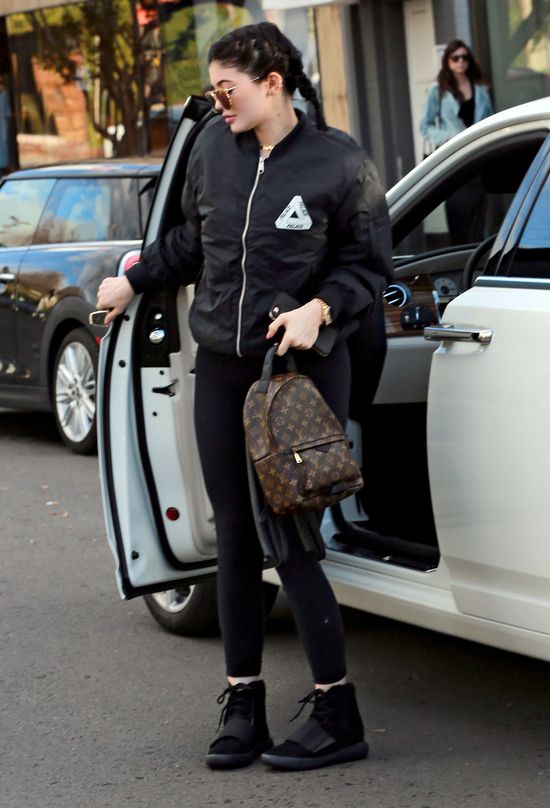 Kylie Jenner spaliła się trawą na oczach fanów? (FOTO)