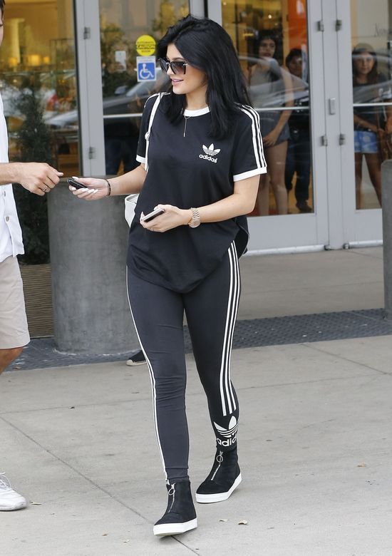 Kylie Jenner ZNISZCZYŁA swoje naturalne włosy (FOTO)