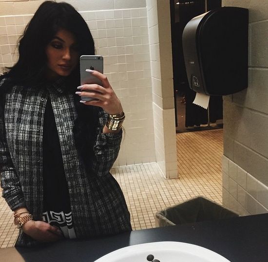 Ile minut Kylie Jenner maluje swoje usta?