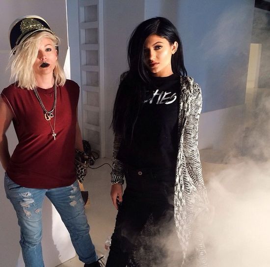 Kylie Jenner z burzą sztucznych włosów (FOTO)