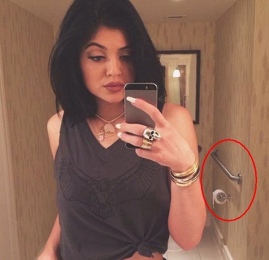 Fani śmieją się z toaletowego selfie Kylie Jenner (FOTO)