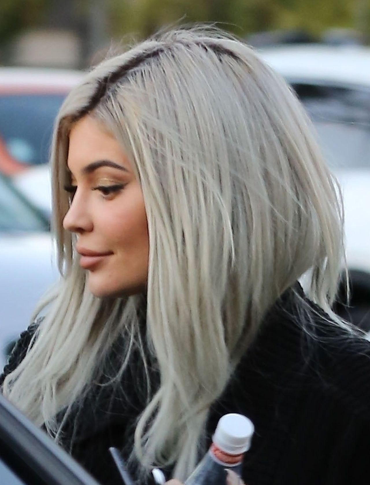 Kylie Jenner na widok paparazzi przyłożyła do twarzy coś dziwnego (ZDJĘCIA) Kylie Jenner na widok paparazzi przyłożyła do twarzy coś dziwnego (ZDJĘCIA)