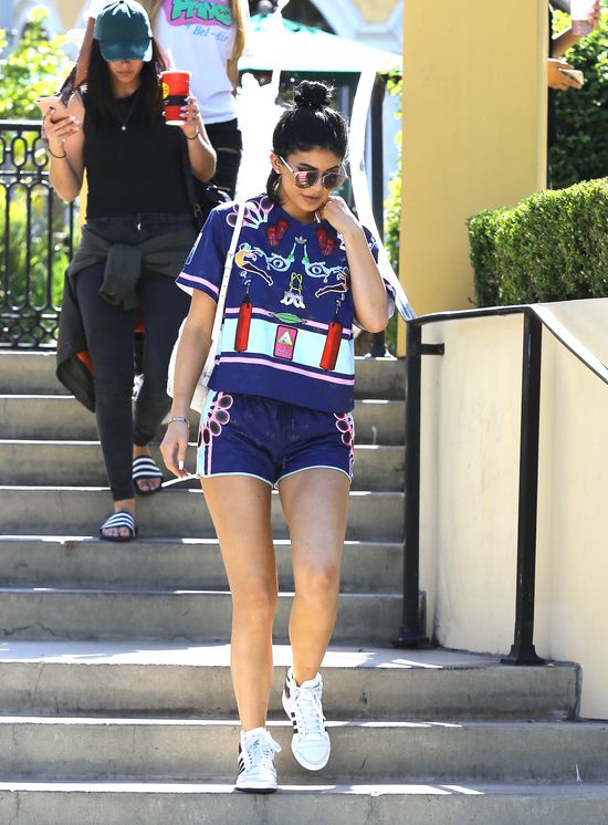 Kylie Jenner nawet w sportowym stoju wzbudza zainteresowanie