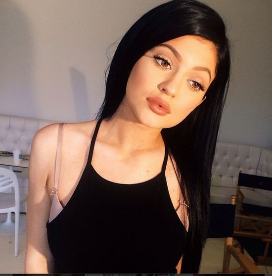Kylie Jenner z burzą sztucznych włosów (FOTO)
